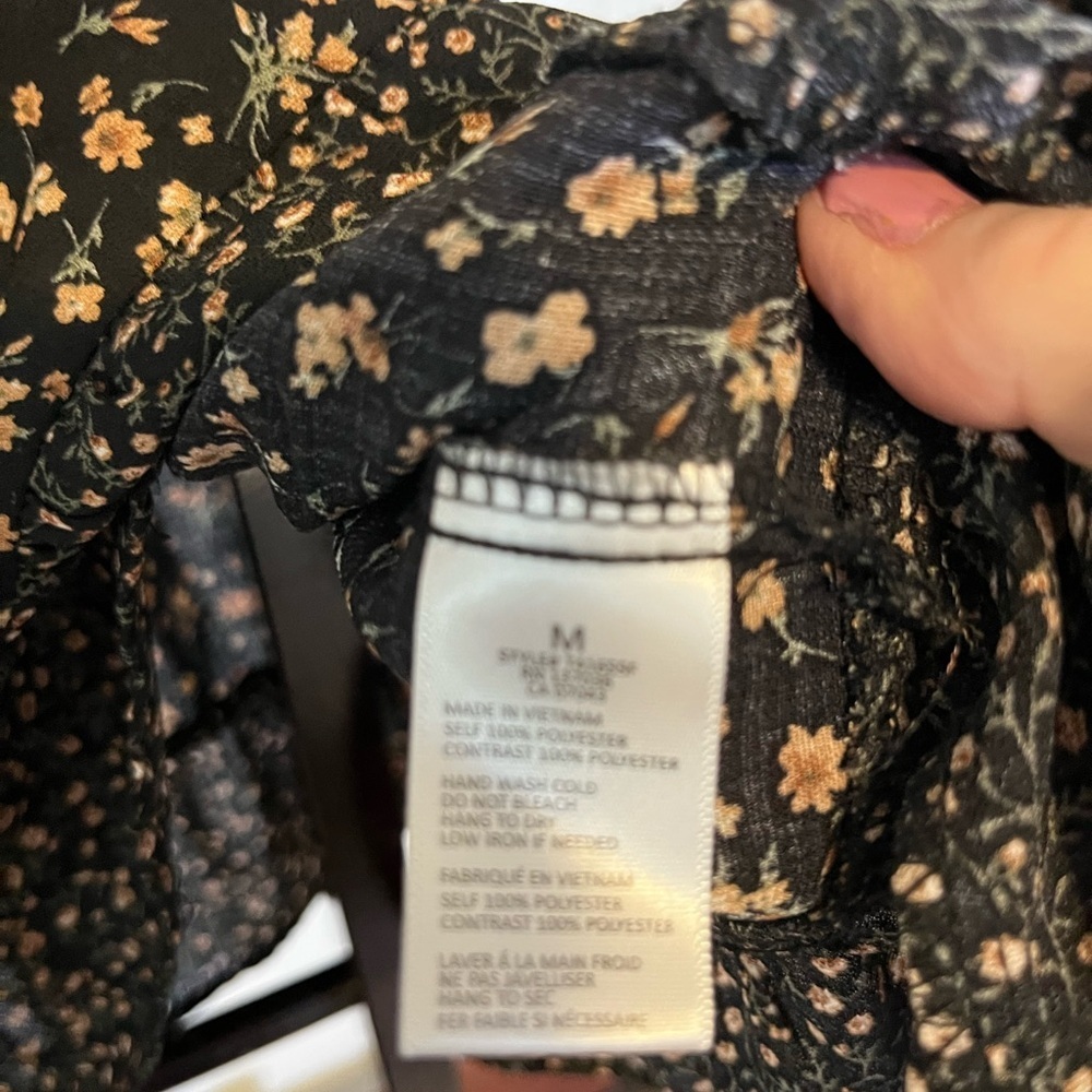 🌸 Paper Crane Black Floral Tiered Blouse 🌸
Size: Medium ✨ - Picture 5 of 5